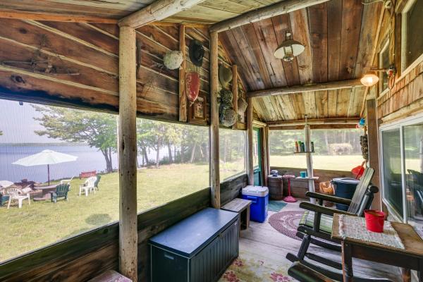 A la foto es mostra l'objecte Peaceful Lakefront Cabin Getaway Dock, Fire Pit! situat a la ciutat de Linneus.