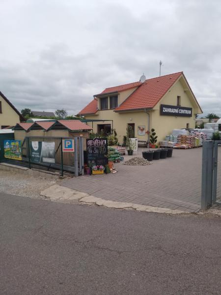 Na zdjęciu widoczny jest obiekt Garden apartments położony w mieście Žerŭtky.
