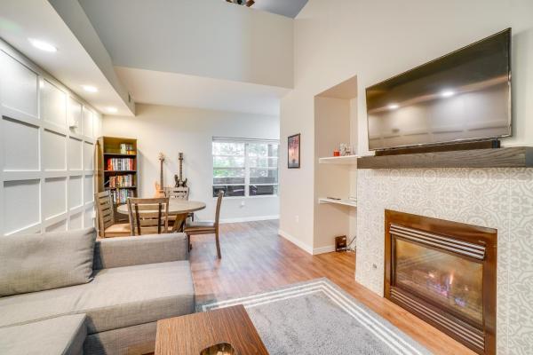 На фото показан объект 16 Mi to DIA Townhome with Fireplace in Aurora, расположенный в городе Орора.
