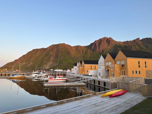 På bilden syns objektet The Modern Fisherman Cabin Lofoten som ligger i staden Ballstad.