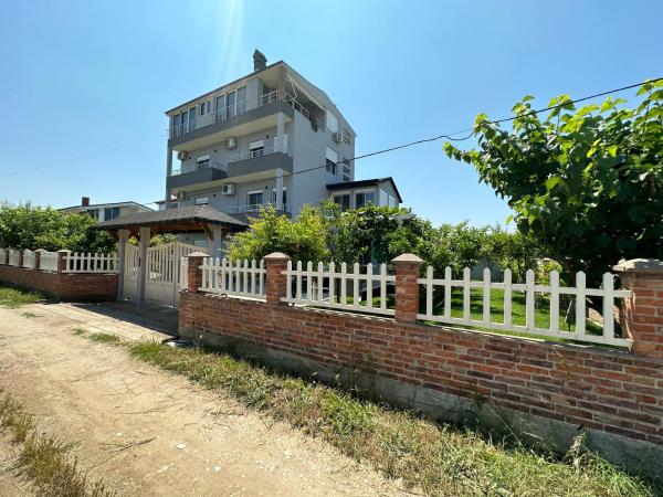 På billedet ses objektet Lalzi Rental apartments beliggende i byen Durrës.