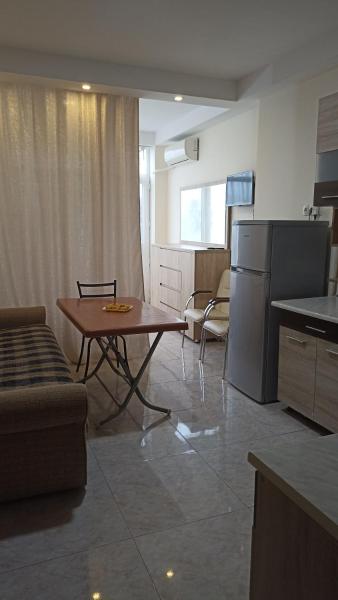 Na zdjęciu widoczny jest obiekt Apartment Zhemchuzhina Ureki-4 położony w mieście Ureki.