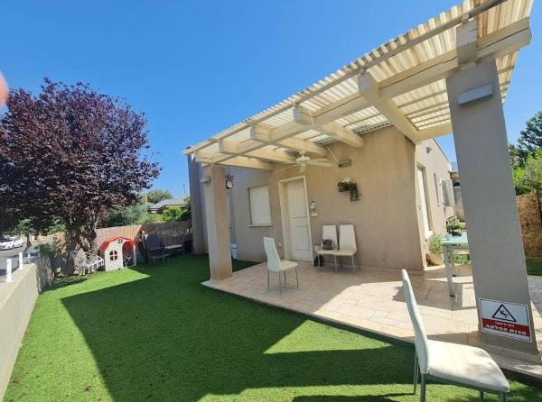 A la foto es mostra l'objecte ירוק בטבע situat a la ciutat de Dan.