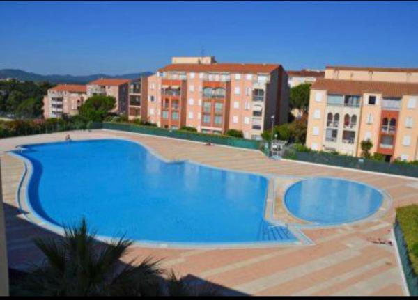 A la foto es mostra l'objecte Studio dans résidence, piscine lagon, tennis et aire de jeux situat a la ciutat de Fréjus.