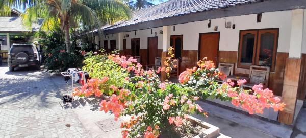 写真にはTanjung Ringgit市にあるEkas beach guesthouse and restaurantが写っています。