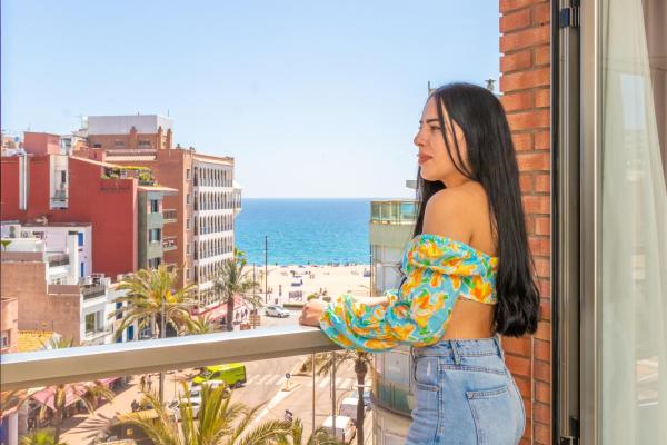 Na fotografii je vidět objekt Marina Beach Apartaments - Sea views in the heart of Lloret nacházející se ve městě Lloret de Mar.