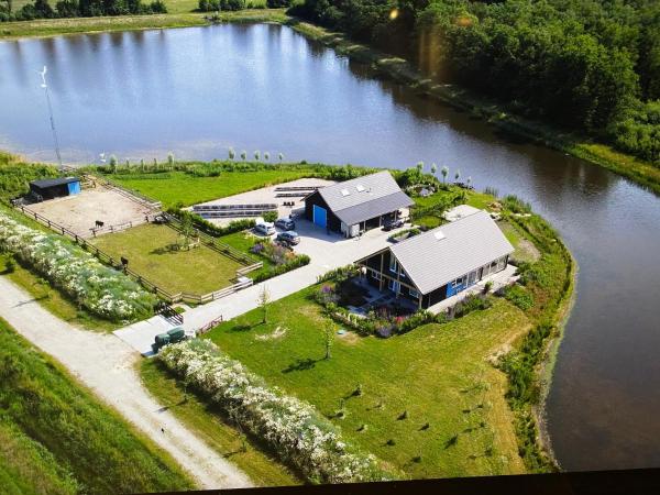 Foto 3: Het Riethuis