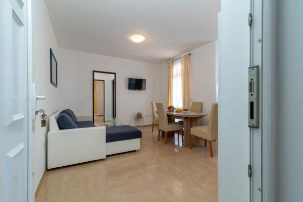 Billede 6: A 2 - seafront apt with balcony 1 min to beach