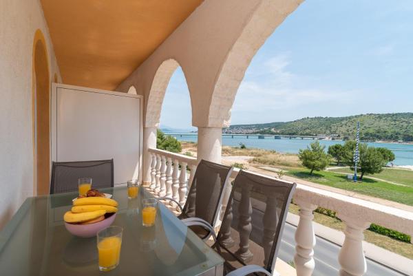 Billede 1: A 2 - seafront apt with balcony 1 min to beach