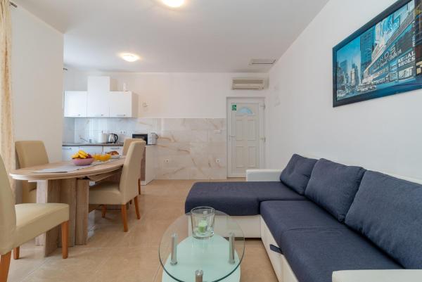 Billede 8: A 2 - seafront apt with balcony 1 min to beach