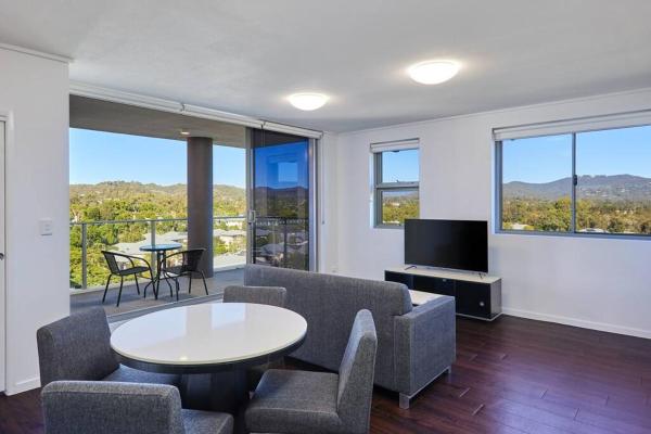 写真にはMudgeeraba市にあるTwo bedroom Apartment in Robina Centerが写っています。