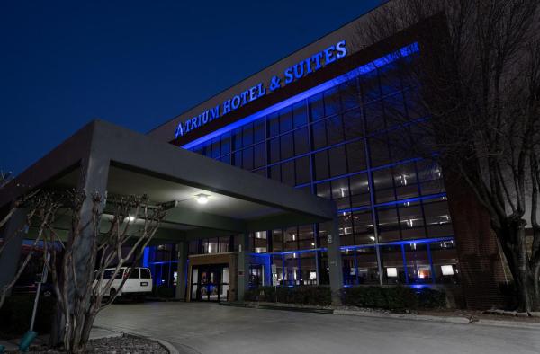 På billedet ses objektet Atrium Hotel and Suites DFW Airport beliggende i byen Irving.