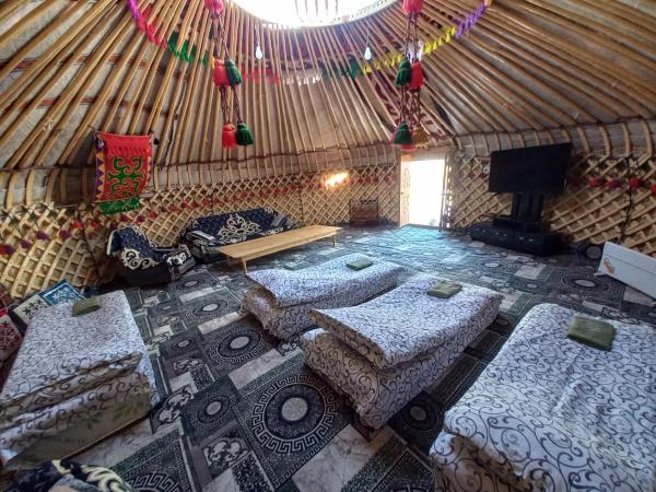 A la foto es mostra l'objecte Karakol Yurt Village situat a la ciutat de Dzhol-Golot.