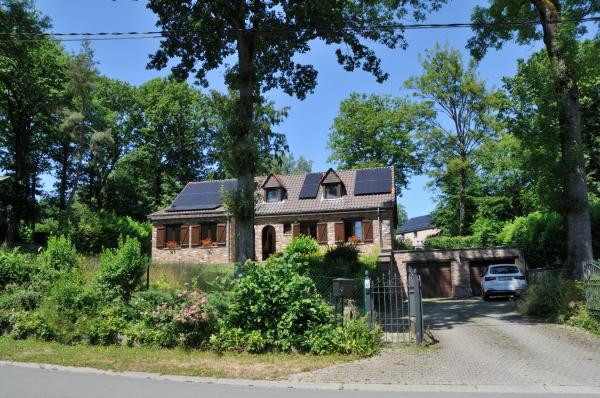 Nella foto è visibile l'oggetto Très belle Villa 4 façades dans quartier vert et arboré - 5 kms de Namur situato nella città di Wépion.