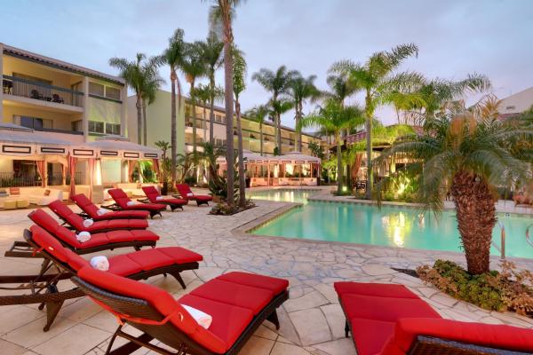 A la foto es mostra l'objecte Atrium Hotel Orange County situat a la ciutat de Irvine.