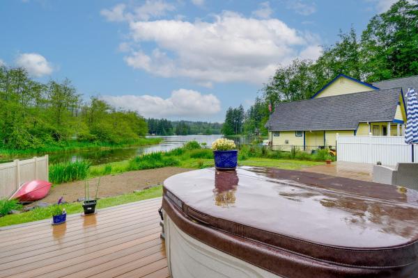 På bildet vises objektet Lakefront Bremerton Vacation Rental with Hot Tub! som ligger i byen Brinnon.