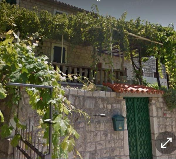 Op de foto is het object Apartman Tramonto te zien, gelegen in de stad Drobnići.