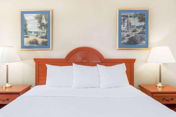 Фотография 8: Super 8 by Wyndham Montgomery Maybrook