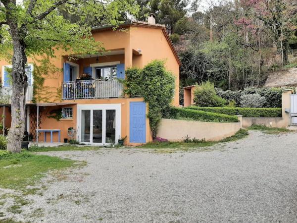 På bilden syns objektet T.Belle Vue Panoramique au coeur du Luberon 40m2 + pergola . jardin. P som ligger i staden Apt.