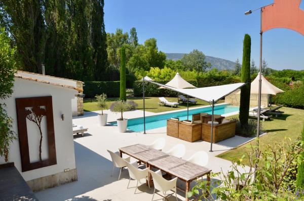 The photo shows the LASUITE Domaine Bertuli, heated Pool, Aircon located in the city of Oppède.