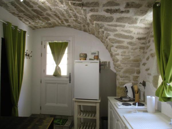 A la foto es mostra l'objecte Location studio meublé 19m² proche de la mer situat a la ciutat de Aubais.