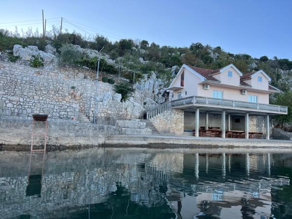 照片显示了位于Dodoši市的Lake Skadar Paradise物件。
