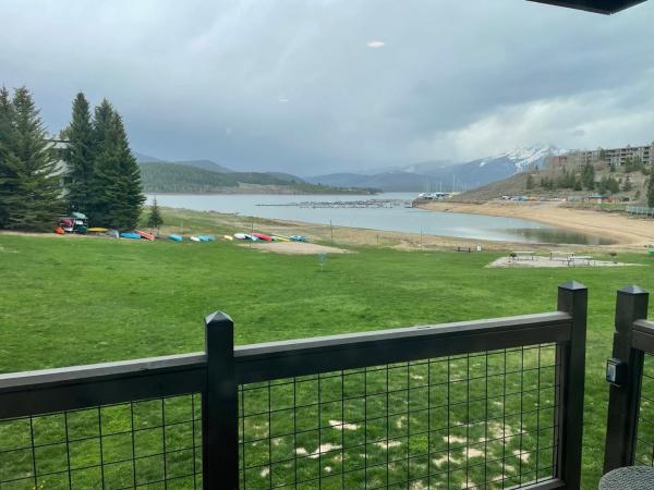 Na zdjęciu widoczny jest obiekt Lakefront Luxury Condo with Stunning Views!! położony w mieście Dillon.