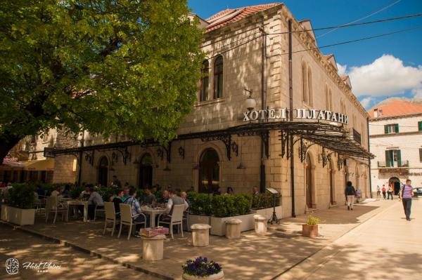 照片显示了位于Trebinje市的Hotel Platani物件。