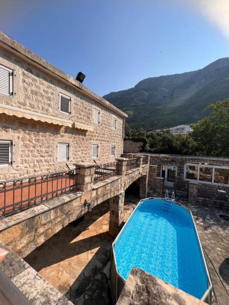 Op de foto is het object Vila Reževići te zien, gelegen in de stad Drobnići.