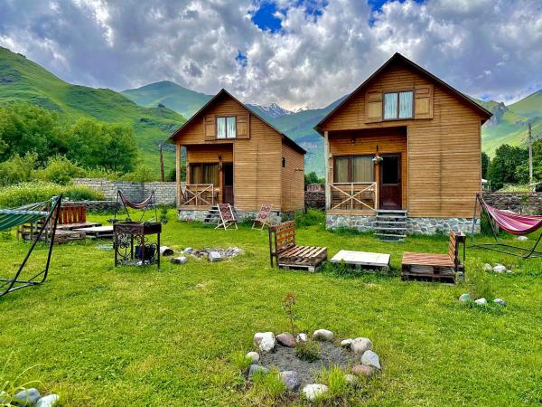 A la foto es mostra l'objecte Villa Achkhoti (Kazbegi) situat a la ciutat de Kazbegi.