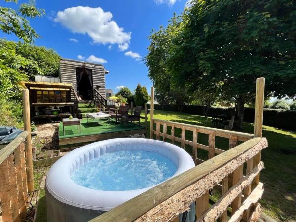 Na fotografii je vidět objekt Pepe's Naturist Pod for 2 people Pays de la Loire nacházející se ve městě Levaré.