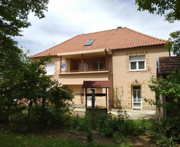 Na foto é possível ver o objeto Erdei Vendégház localizado na cidade de Bakonynána.