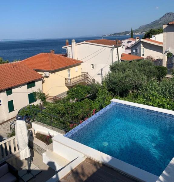 Nella foto è visibile l'oggetto Apartments with pool Vrdoljak situato nella città di Omiš (Almissa).