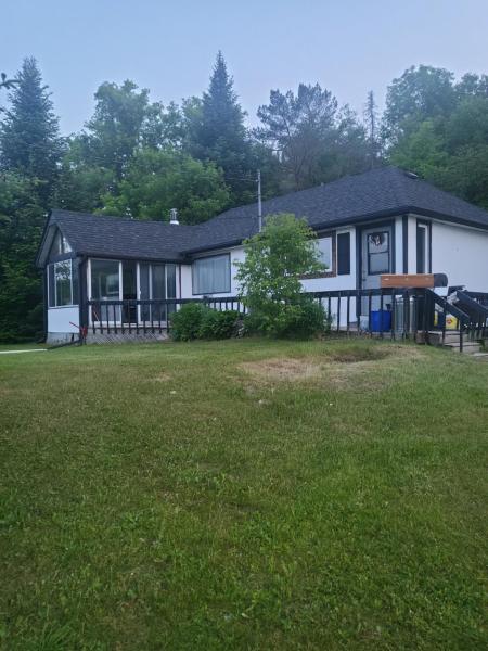 Nella foto è visibile l'oggetto Burnt River Bungalow situato nella città di Kinmount.