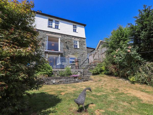 På billedet ses objektet Timley Knott beliggende i byen Coniston.