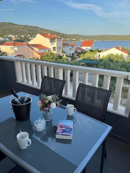 Na zdjęciu widoczny jest obiekt Family apartment Sevid położony w mieście Sevid.