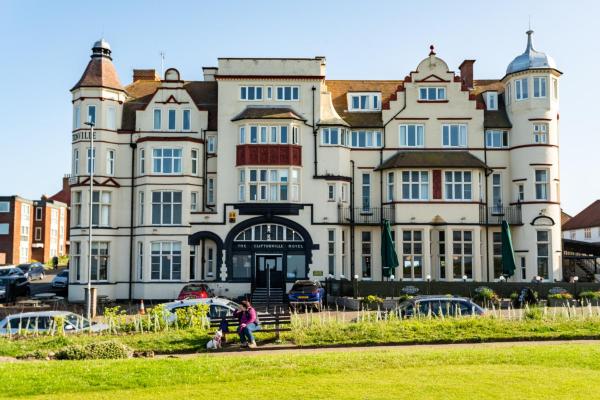 Na fotografii je vidět objekt Cliftonville Hotel nacházející se ve městě Cromer.