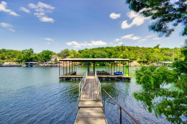 A la foto es mostra l'objecte Dock & Boat Slip: Lakefront Osage Beach Home! situat a la ciutat de Kaiser.