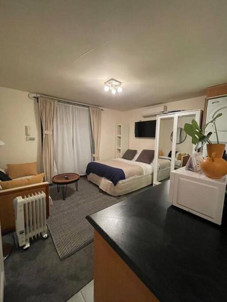 A la foto es mostra l'objecte Cosy Studio with Courtyard in Vibrant Fitzroy! situat a la ciutat de Melbourne.