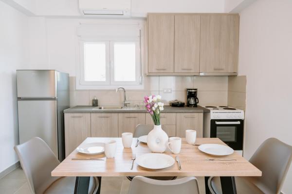 På bildet vises objektet Apartments Christina som ligger i byen Pérdika.