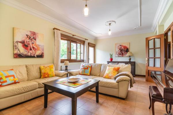 På bilden syns objektet Apartamentos privados con jardín y barbacoa compartida en Laredo som ligger i staden Laredo.