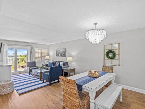 A la foto es mostra l'objecte Holiday Surf and Racquet Unit 107 situat a la ciutat de Destin.