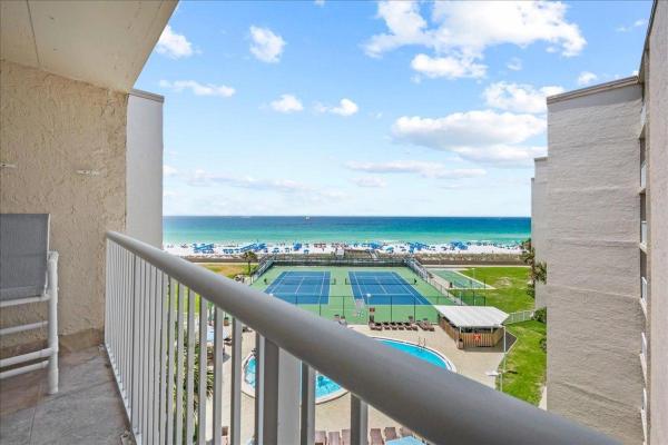 A la foto es mostra l'objecte Holiday Surf and Racquet Unit 513 situat a la ciutat de Destin.