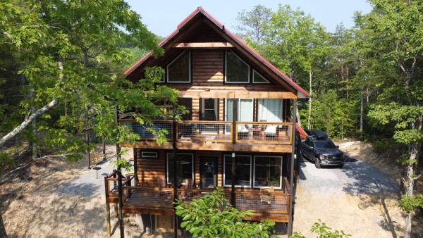 Na fotografii je vidět objekt Counting Stars Luxury Cabin! nacházející se ve městě Townsend.