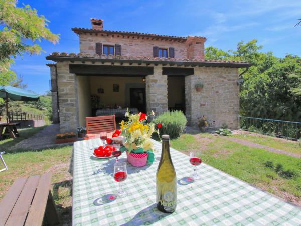 Auf dem Foto ist das Objekt Farmhouse in Apecchio with Swimming Pool, Terrace, Garden in der Stadt Molino Abbadia zu sehen.