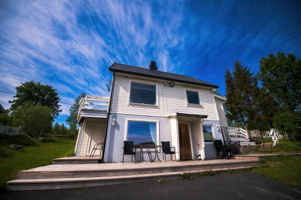 Na fotografii je vidět objekt Sjølund house nacházející se ve městě Stonglandseidet.
