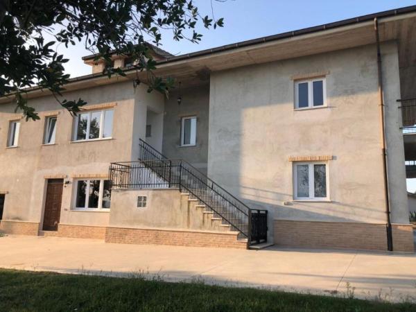 Na foto é possível ver o objeto Palme e vigne localizado na cidade de Offida.