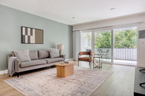 Na fotografii je vidět objekt Cupertino 2br w pool ac nr shops dining SFO-1437 nacházející se ve městě Cupertino.