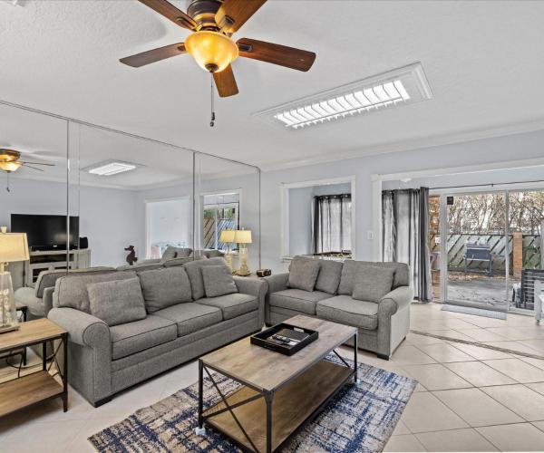 A la foto es mostra l'objecte Holiday Surf and Racquet Unit 1A situat a la ciutat de Destin.