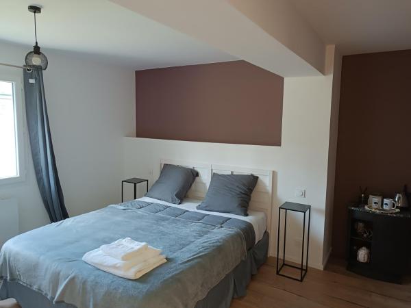 Nella foto è visibile l'oggetto A l'Ombre des Bois, Chambre Quadruple Confort situato nella città di Neung-sur-Beuvron.